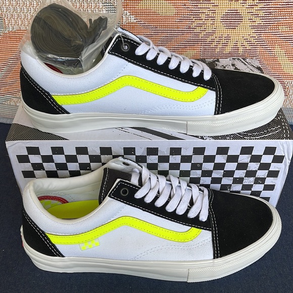 Vans WMNS Skate Old Skool
Neon True White/Yellow
VN0A5FCB6M5 sneakers - Picture 3 of 16